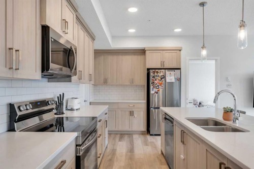 1311-33 Carringham Gate Nw, Calgary, AB - Indoor Photo Showing Kitchen With Stainless Steel Kitchen With Double Sink With Upgraded Kitchen