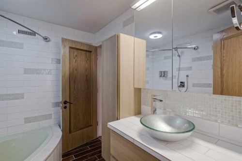 127 Canterbury Court Sw, Calgary, AB - Indoor Photo Showing Bathroom