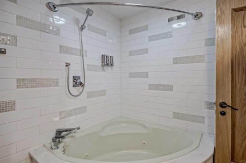 127 Canterbury Court Sw, Calgary, AB - Indoor Photo Showing Bathroom
