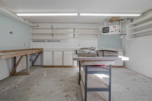 127 Canterbury Court Sw, Calgary, AB - Indoor Photo Showing Garage