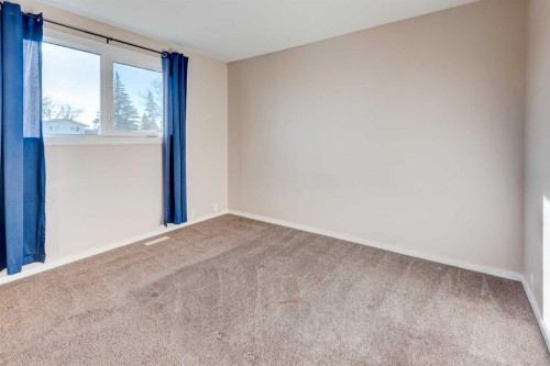 43 Midridge Gardens Se, Calgary, AB - Indoor Photo Showing Other Room