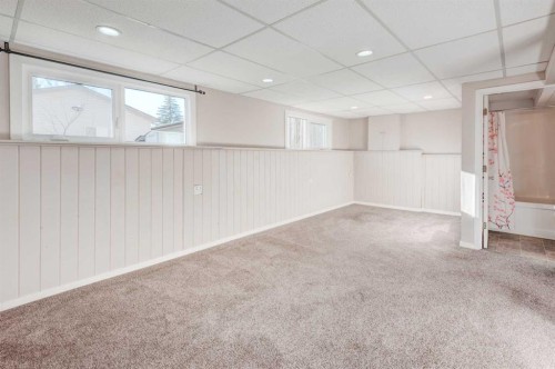 43 Midridge Gardens Se, Calgary, AB - Indoor Photo Showing Other Room
