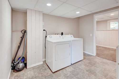 43 Midridge Gardens Se, Calgary, AB - Indoor Photo Showing Laundry Room