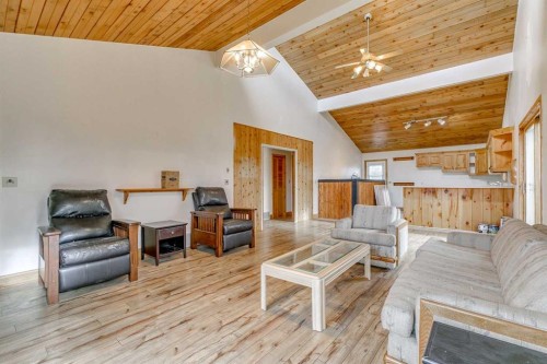 102 1 Avenue, Rural Foothills County, AB - Indoor Photo Showing Living Room