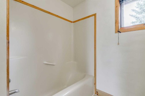 102 1 Avenue, Rural Foothills County, AB - Indoor Photo Showing Bathroom