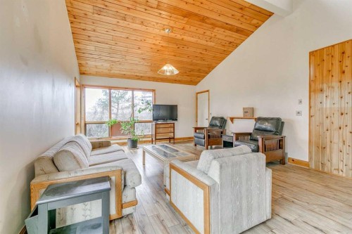 102 1 Avenue, Rural Foothills County, AB - Indoor Photo Showing Living Room