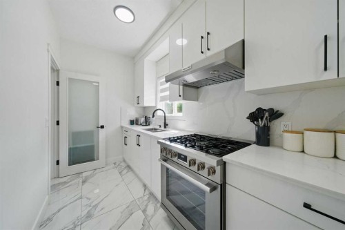 31 Lynx Meadows Court Nw, Calgary, AB - Indoor Photo Showing Kitchen With Upgraded Kitchen