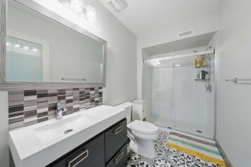 31 Lynx Meadows Court Nw, Calgary, AB - Indoor Photo Showing Bathroom