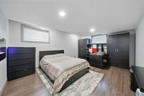 31 Lynx Meadows Court Nw, Calgary, AB - Indoor Photo Showing Bedroom