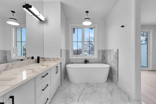 2526 7 Avenue Nw, Calgary, AB - Indoor Photo Showing Bathroom