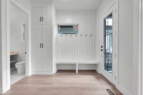 2526 7 Avenue Nw, Calgary, AB - Indoor Photo Showing Other Room