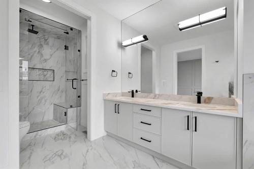 2526 7 Avenue Nw, Calgary, AB - Indoor Photo Showing Bathroom