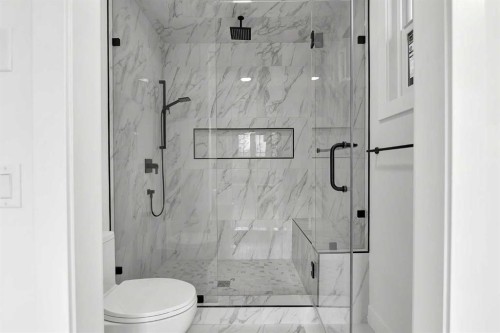 2526 7 Avenue Nw, Calgary, AB - Indoor Photo Showing Bathroom