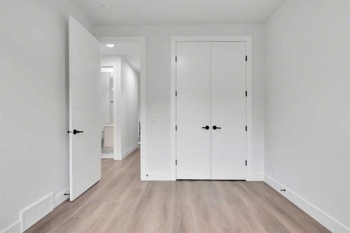 2526 7 Avenue Nw, Calgary, AB - Indoor Photo Showing Other Room