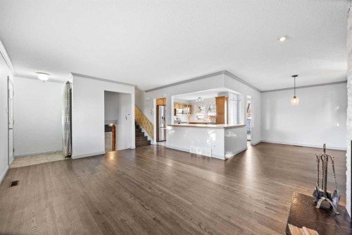 10444 Maplecreek Drive Se, Calgary, AB - Indoor Photo Showing Living Room