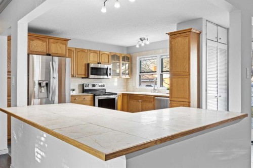 10444 Maplecreek Drive Se, Calgary, AB - Indoor Photo Showing Kitchen