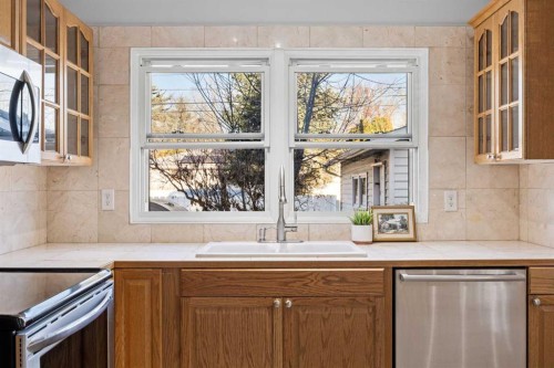 10444 Maplecreek Drive Se, Calgary, AB - Indoor Photo Showing Kitchen