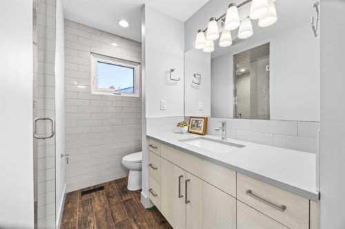 10444 Maplecreek Drive Se, Calgary, AB - Indoor Photo Showing Bathroom