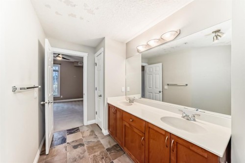 106-6 Hemlock Crescent Sw, Calgary, AB - Indoor Photo Showing Bathroom