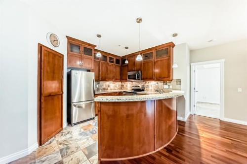 106-6 Hemlock Crescent Sw, Calgary, AB - Indoor Photo Showing Kitchen