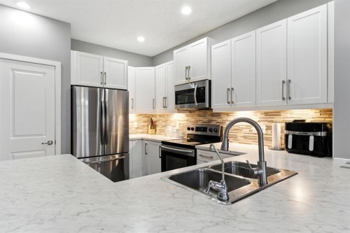 313 Kings Heights Drive Se, Airdrie, AB - Indoor Photo Showing Kitchen With Double Sink With Upgraded Kitchen