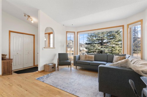 179 Quigley Drive, Cochrane, AB - Indoor Photo Showing Living Room