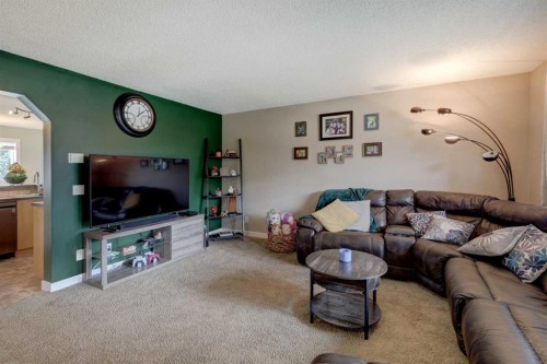 469 Morningside Way Sw, Airdrie, AB - Indoor Photo Showing Living Room