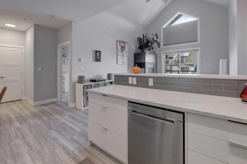 403-1441 23 Avenue Sw, Calgary, AB - Indoor Photo Showing Kitchen
