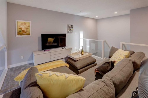 403-1441 23 Avenue Sw, Calgary, AB - Indoor Photo Showing Living Room