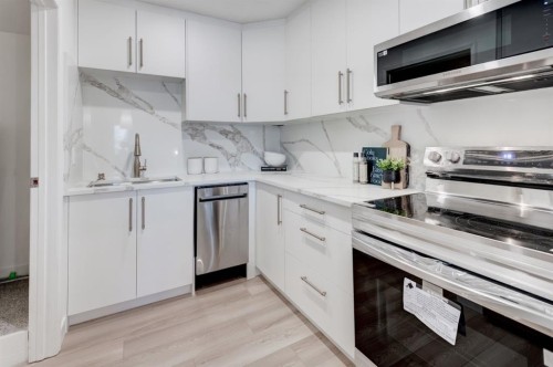 1310-13104 Elbow Drive Sw, Calgary, AB - Indoor Photo Showing Kitchen
