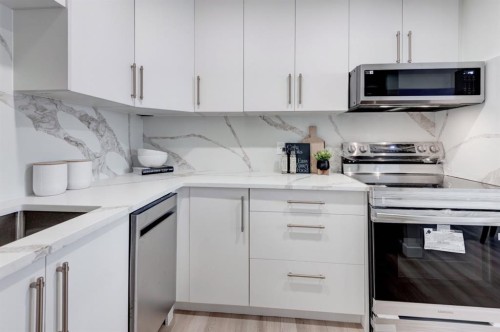 1310-13104 Elbow Drive Sw, Calgary, AB - Indoor Photo Showing Kitchen