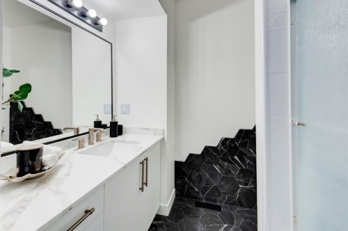 1310-13104 Elbow Drive Sw, Calgary, AB - Indoor Photo Showing Bathroom