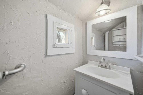 1529 27 Avenue Sw, Calgary, AB - Indoor Photo Showing Bathroom
