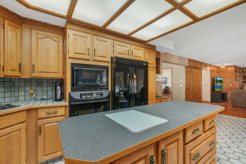 223 Shawnee Mews Sw, Calgary, AB - Indoor Photo Showing Kitchen