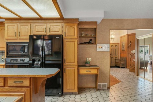 223 Shawnee Mews Sw, Calgary, AB - Indoor Photo Showing Kitchen