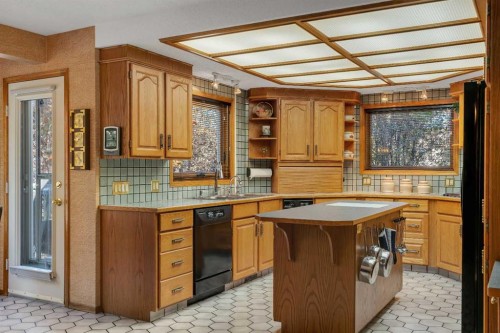 223 Shawnee Mews Sw, Calgary, AB - Indoor Photo Showing Kitchen