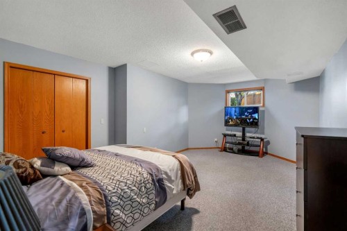 223 Shawnee Mews Sw, Calgary, AB - Indoor Photo Showing Bedroom