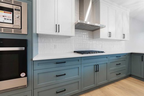 137 Vantage Drive, Cochrane, AB - Indoor Photo Showing Kitchen
