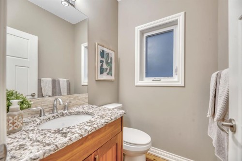 1813 20 Avenue Nw, Calgary, AB - Indoor Photo Showing Bathroom