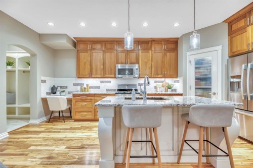 1813 20 Avenue Nw, Calgary, AB - Indoor Photo Showing Kitchen With Upgraded Kitchen