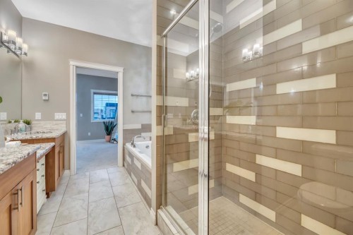 1813 20 Avenue Nw, Calgary, AB - Indoor Photo Showing Bathroom