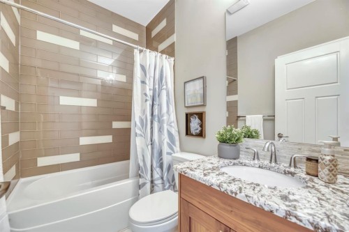 1813 20 Avenue Nw, Calgary, AB - Indoor Photo Showing Bathroom