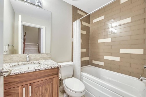 1813 20 Avenue Nw, Calgary, AB - Indoor Photo Showing Bathroom