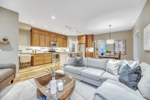 1813 20 Avenue Nw, Calgary, AB - Indoor Photo Showing Living Room