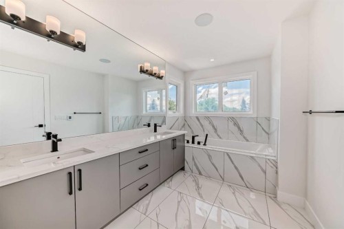 8308 34 Avenue Nw, Calgary, AB - Indoor Photo Showing Bathroom
