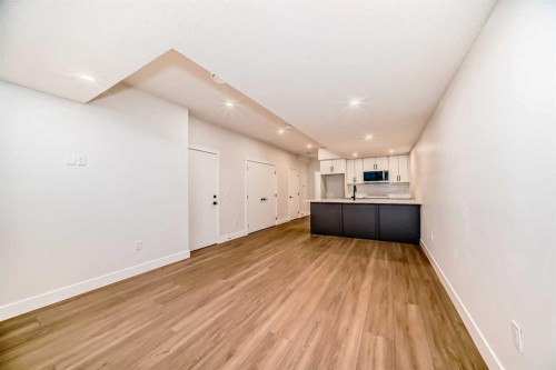 8308 34 Avenue Nw, Calgary, AB - Indoor