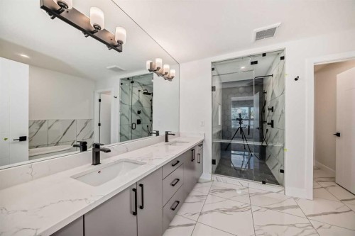 8308 34 Avenue Nw, Calgary, AB - Indoor Photo Showing Bathroom