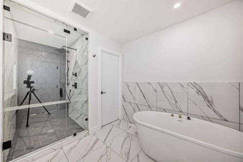 8308 34 Avenue Nw, Calgary, AB - Indoor Photo Showing Bathroom