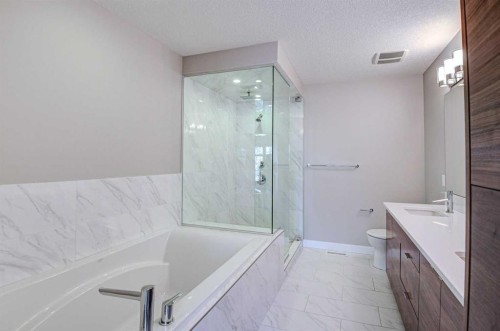 3705 41 Street Sw, Calgary, AB - Indoor Photo Showing Bathroom
