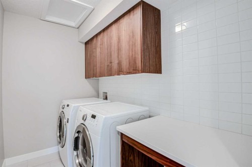 3705 41 Street Sw, Calgary, AB - Indoor Photo Showing Laundry Room